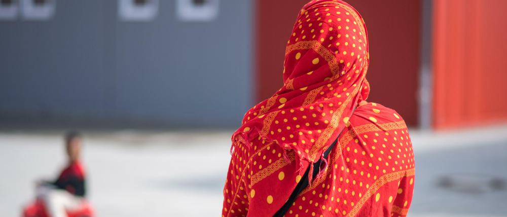 Eine Frau vor der Erstaufnahme in Tübingen, die vor allem alleinstehende Frauen und Menschen aufnimmt, die wegen ihrer sexuellen Orientierung Schutz brauchen.