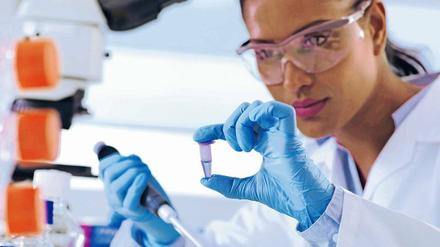 Eine Wissenschaftlerin arbeitet in einem Labor für Genforschung.
