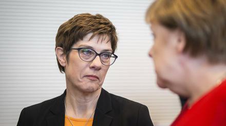 Zwischen Annegret Kramp-Karrenbauer und Kanzlerin Angela Merkel soll es an Vertrauen mangeln.