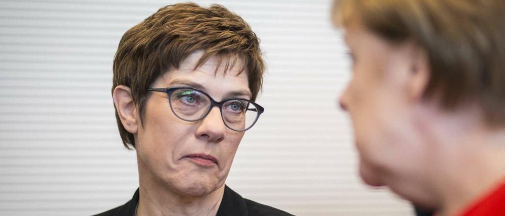 Zwischen Annegret Kramp-Karrenbauer und Kanzlerin Angela Merkel soll es an Vertrauen mangeln.