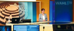 Gleich geht’s los? Die CDU-Vorsitzende Annegret Kramp-Karrenbauer wartet am Sonntag auf ihren Auftritt im ARD-Wahlstudio.