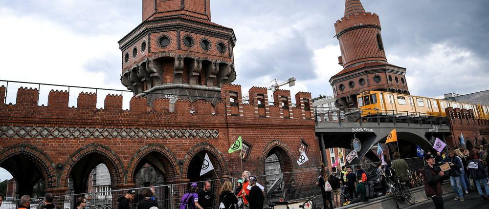 Demonstranten stehen mit ihren Fahrrädern auf der Oberbaumbrücke.