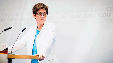 Annegret Kramp-Karrenbauer verlangte am Montag nicht „Regulierung“, sondern eine Debatte über „Regeln“, die für „Meinungsmacher“ auch im Digitalen gelten müssten. 