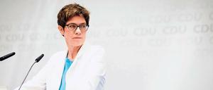 Annegret Kramp-Karrenbauer verlangte am Montag nicht „Regulierung“, sondern eine Debatte über „Regeln“, die für „Meinungsmacher“ auch im Digitalen gelten müssten.