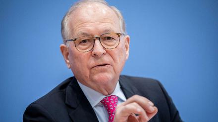 Der Vorsitzende der Münchner Sicherheitskonferenz, Wolfgang Ischinger, spricht auf einer Pressekonferenz mit Journalisten.