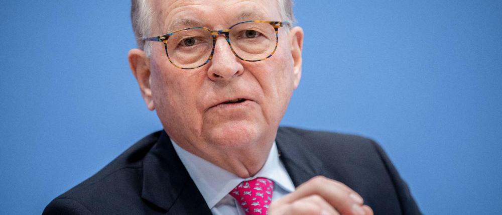 Der Vorsitzende der Münchner Sicherheitskonferenz, Wolfgang Ischinger, spricht auf einer Pressekonferenz mit Journalisten.