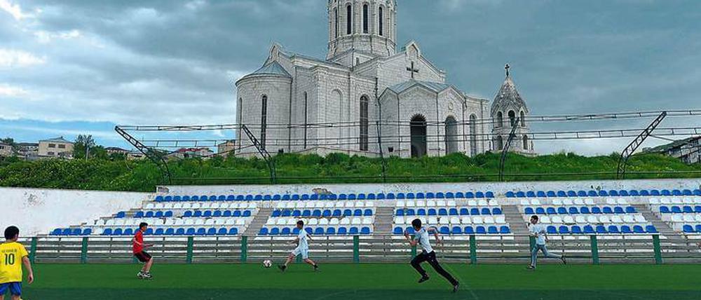Überall rollt der Ball. Im Stadion des Städtchens Schuschi in Bergkarabach kicken Kinder unterhalb der Ghasantschezoz-Kathedrale.