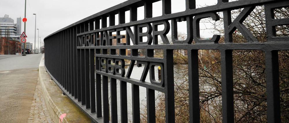 Der Tote wurde unterhalb der Nordhafenbrücke in Moabit aufgegunden.