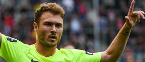 Maximilian Dittgen von Wiesbaden jubelt nach seinem Treffer zum 2:1.
