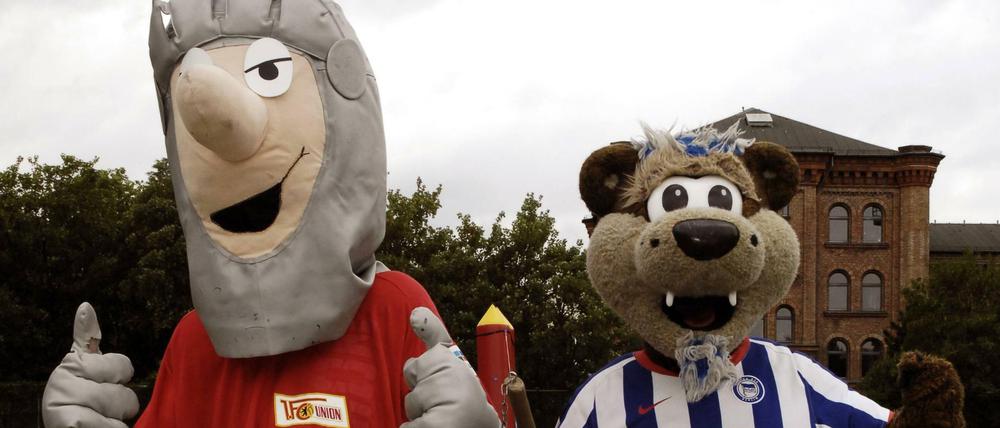 Jetzt in einer Liga: Unions Maskottchen Ritter Keule und Herthinho.