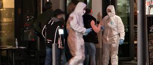 Forensiker der Polizei untersuchen einen Ort vor einem Schnellrestaurant in Frankfurt.