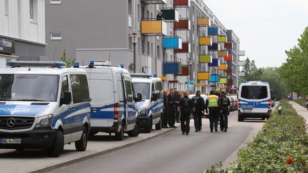 Mit viel Personal war nach dem verschwundenen Mädchen gesucht worden, so wie hier in der Potsdamer Gartenstadt Drewitz.