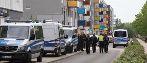 Mit viel Personal war nach dem verschwundenen Mädchen gesucht worden, so wie hier in der Potsdamer Gartenstadt Drewitz.