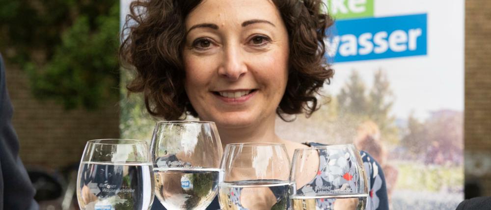 Feucht-fröhliches Vergnügen. Berlins Wirtschaftssenatorin Ramona Pop (Grüne) genehmigte sich am Dienstag ein Wasser auf dem Mariannenplatz.