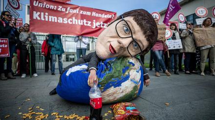 Eine Großmaske, die die CDU-Vorsitzende Annegret Kramp-Karrenbauer darstellen soll, bei einer Kundgebung, die mangelnden Klimaschutz der Union kritisiert. 