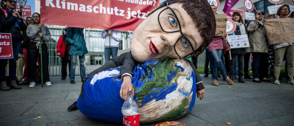 Eine Großmaske, die die CDU-Vorsitzende Annegret Kramp-Karrenbauer darstellen soll, bei einer Kundgebung, die mangelnden Klimaschutz der Union kritisiert.