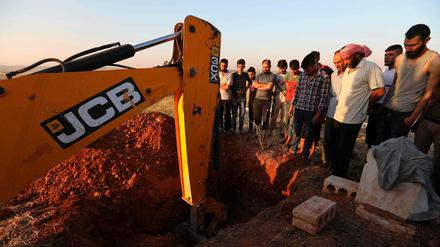 Im syrischen Dorf Kafr Halab wird ein Grab für die Opfer der Luftangriffe ausgehoben.