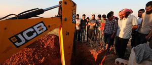 Im syrischen Dorf Kafr Halab wird ein Grab für die Opfer der Luftangriffe ausgehoben.