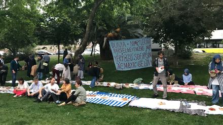 „Wir sind gekommen, um an der Tafel auf der Erde jenen die Stirn zu bieten, die die Schätze dieser Welt unter sich aufteilen“, heißt es auf dem Transparent der Aktivisten. 