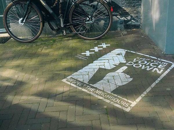 Hinweis für Touristen, die Ruhe der Anwohner zu respektieren.