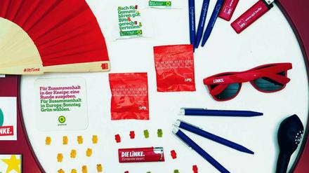 Bunte Auswahl. Die Gummibärchen: insgesamt lecker. Die Sonnenbrille: eher klapprig. Die Kugelschreiber: immer nützlich. Mit den Utensilien im großen Bild warben SPD, Grüne und Linke um Stimmen. Auch CDU und FDP waren natürlich für den Wahlkampf mit passendem Material gerüstet.