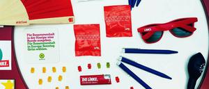 Bunte Auswahl. Die Gummibärchen: insgesamt lecker. Die Sonnenbrille: eher klapprig. Die Kugelschreiber: immer nützlich. Mit den Utensilien im großen Bild warben SPD, Grüne und Linke um Stimmen. Auch CDU und FDP waren natürlich für den Wahlkampf mit passendem Material gerüstet.