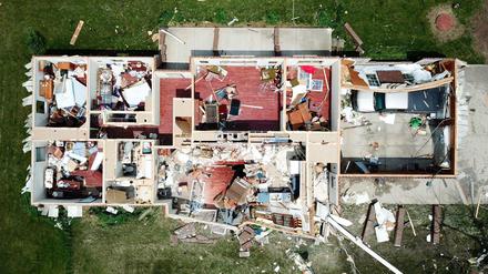 Ein abgedecktes Haus nach einem Tornado westlich von Celina im US-Bundesstaat Ohio.
