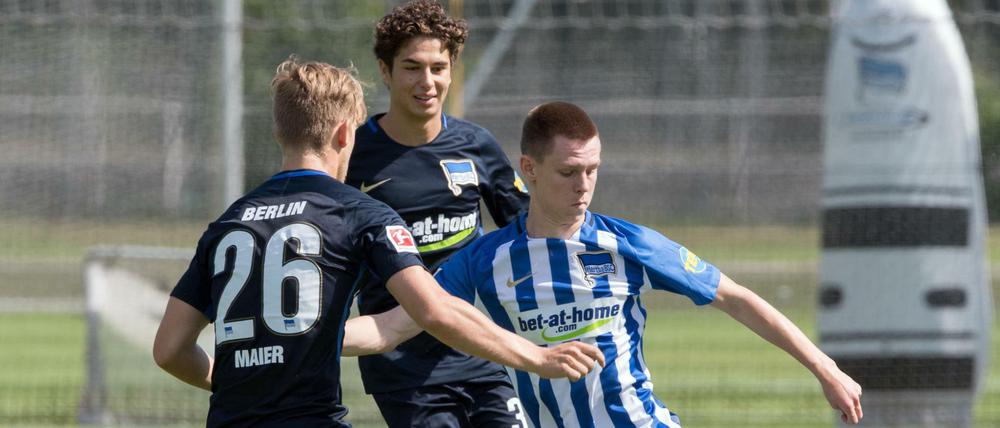 Altes Trikot. Julias Kade (rechts) tauscht Blau-Weiß gegen Rot-Weiß und spielt künftig für den 1. FC Union.