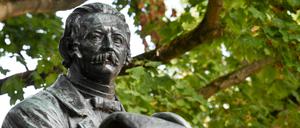 Brandenburg, Neuruppin: Als rastender Wanderer mit Stock und Hut wird der Dichter Theodor Fontane als Denkmal im Stadtzentrum dargestellt.