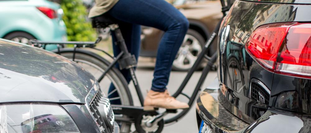 Radfahrerin in der Todeszone. Freie Bahn für die Autos.