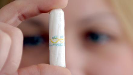 Für Tampons, Binden und Menstruationstassen wird der normale Mehrwertsteuersatz von 19 Prozent fällig.