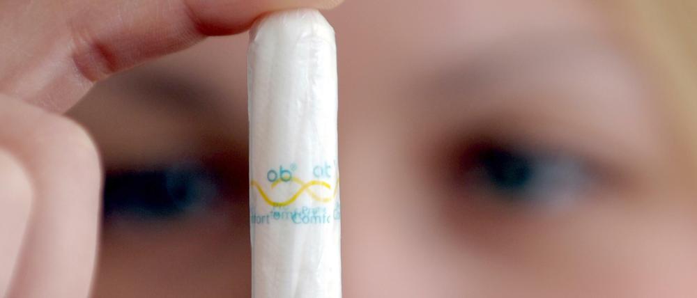 Für Tampons, Binden und Menstruationstassen wird der normale Mehrwertsteuersatz von 19 Prozent fällig.