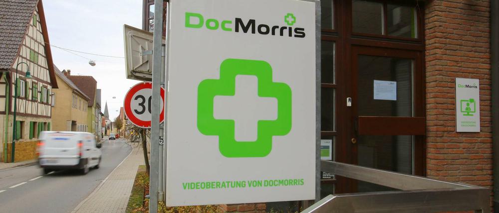 Gerade in ländlichen Gebieten ist die Arzneimittelversorgung eingeschränkt. Eine Apotheken-Videoberatung mit Medikamentenausgabe soll helfen.