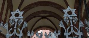Davidsterne m Eingangstor zur Synagoge an der Rykestraße im Prenzlauer Berg.