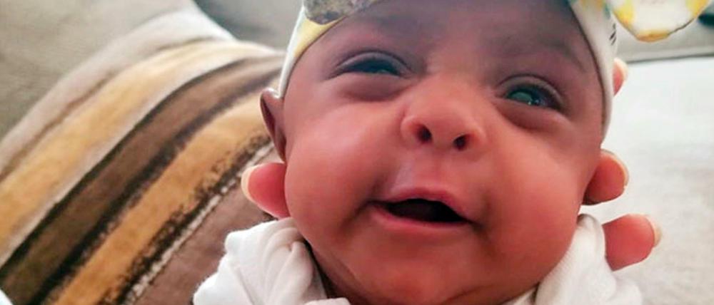 Das kleine Mädchen wurde in Kalifornien geboren.