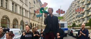 Kreuzbergs Baustadtrat Florian Schmidt (Grüne) bei der Kundgebung gegen den Verkauf von 500 Sozialwohnungen (rechts) in der südlichen Friedrichstadt.