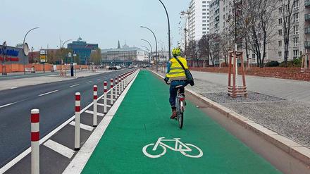In Städten mit baulich abgegrenzten Radwegen, etwa durch Poller wie an der Holtzmarktstraße in Berlin-Mitte, sterben weniger Menschen, zeigt eine Studie. 