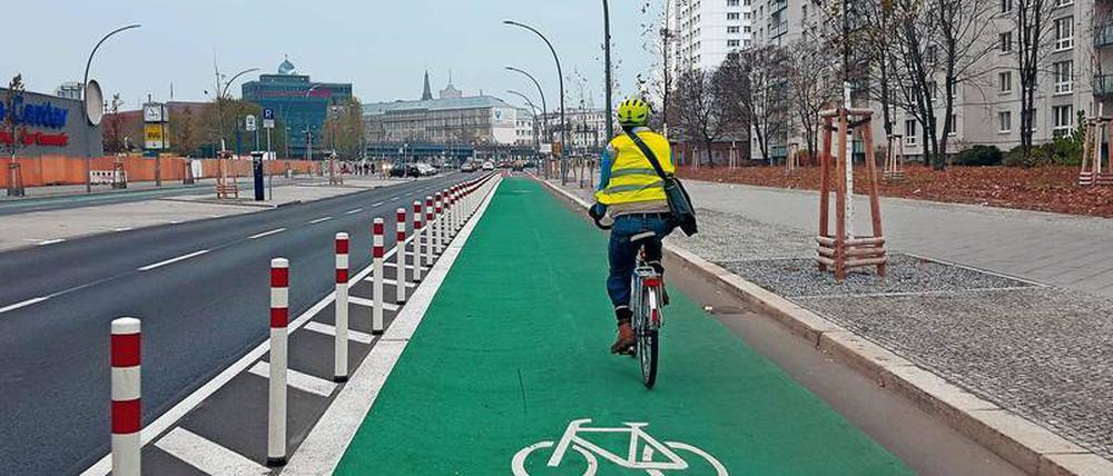 In Städten mit baulich abgegrenzten Radwegen, etwa durch Poller wie an der Holtzmarktstraße in Berlin-Mitte, sterben weniger Menschen, zeigt eine Studie.