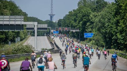 Radfahrer sind auf der Autobahn A115 AVUS in Richtung Funkturm
