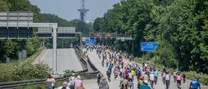 Radfahrer sind auf der Autobahn A115 AVUS in Richtung Funkturm