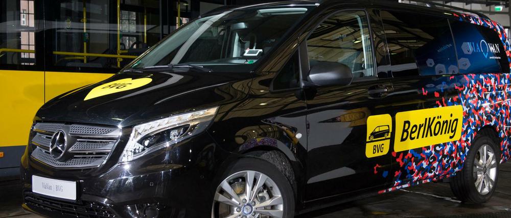"BerlKönig" in Berlin bei der Vorstellung des "On-Demand Ridesharing" auf einem der neuen Sharing-Vans. 