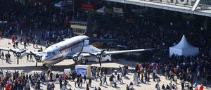 Ein "Rosinenbomber" auf dem Tempelhofer Feld, während des Luftbrückenfestes am 12. Mai.