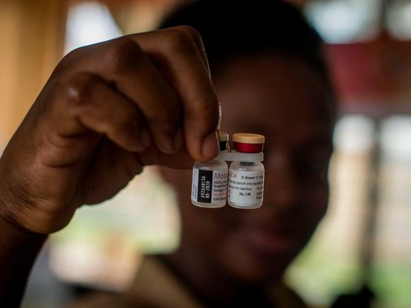 Eine Krankenpflegerin in Ghana zeigt Ampullen des neuen Malaria-Impfstoffs Mosquirix oder RTS,S.