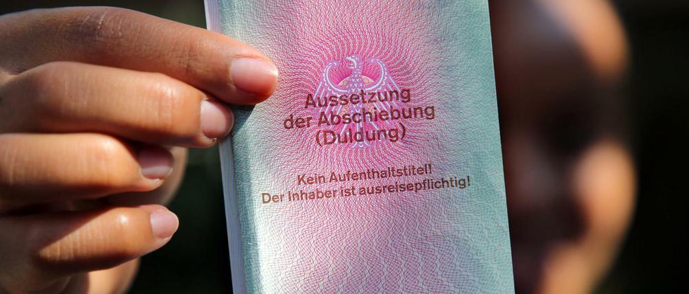 Der Ausweis für Flüchtlinge trägt den Titel: Aussetzung der Abschiebung (Duldung). 