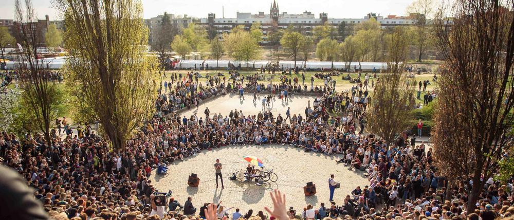 Menschenmassen, ob mit Musik oder ohne, sind im Pankower Mauerpark normal. 