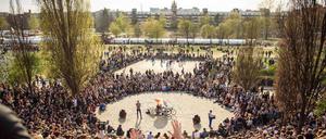 Menschenmassen, ob mit Musik oder ohne, sind im Pankower Mauerpark normal. 