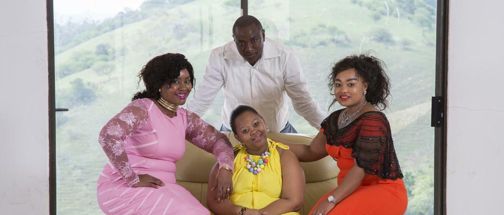 Der Unternehmer Musa Mseleku (M) mit drei seiner vier Frauen in Südafrika. Polygamie ist in Südafrika immer noch weit verbreitet. Schätzungen zufolge leben dort Hunderttausende Menschen in polygamen Ehen. 
