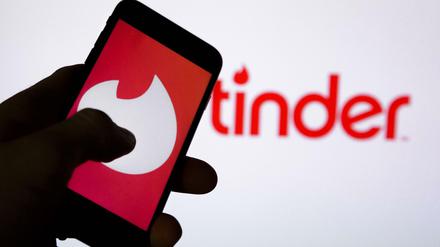 Die Dating-App Tinder auf einem Smartphone. 