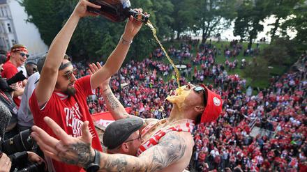 Endlich mal was zu trinken! Florian Hübner verabreicht Sebastian Polter ein Schlückchen Bier. 