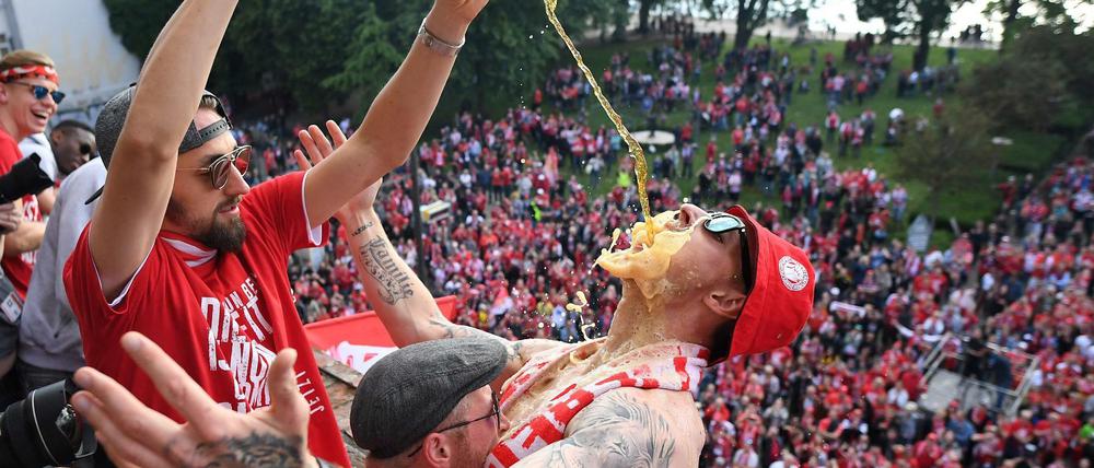 Endlich mal was zu trinken! Florian Hübner verabreicht Sebastian Polter ein Schlückchen Bier. 